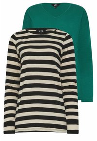 Kaksi pitkähihasta paitaa: yksi vihreä, V-pääntie ja sileä pinta; toinen kerma- ja mustaraitainen, pyöreä kaula-aukko ja pehmeä kangas.