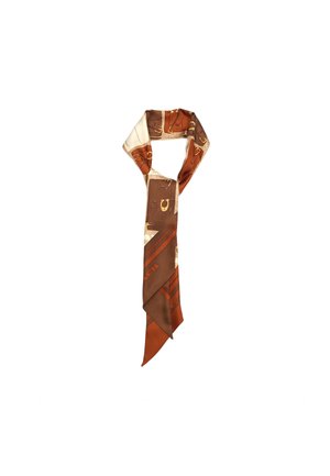 Foulard en soie aux couleurs marron et crème, avec des motifs géométriques et des accents textuels. Forme fine et triangulaire avec une texture lisse.