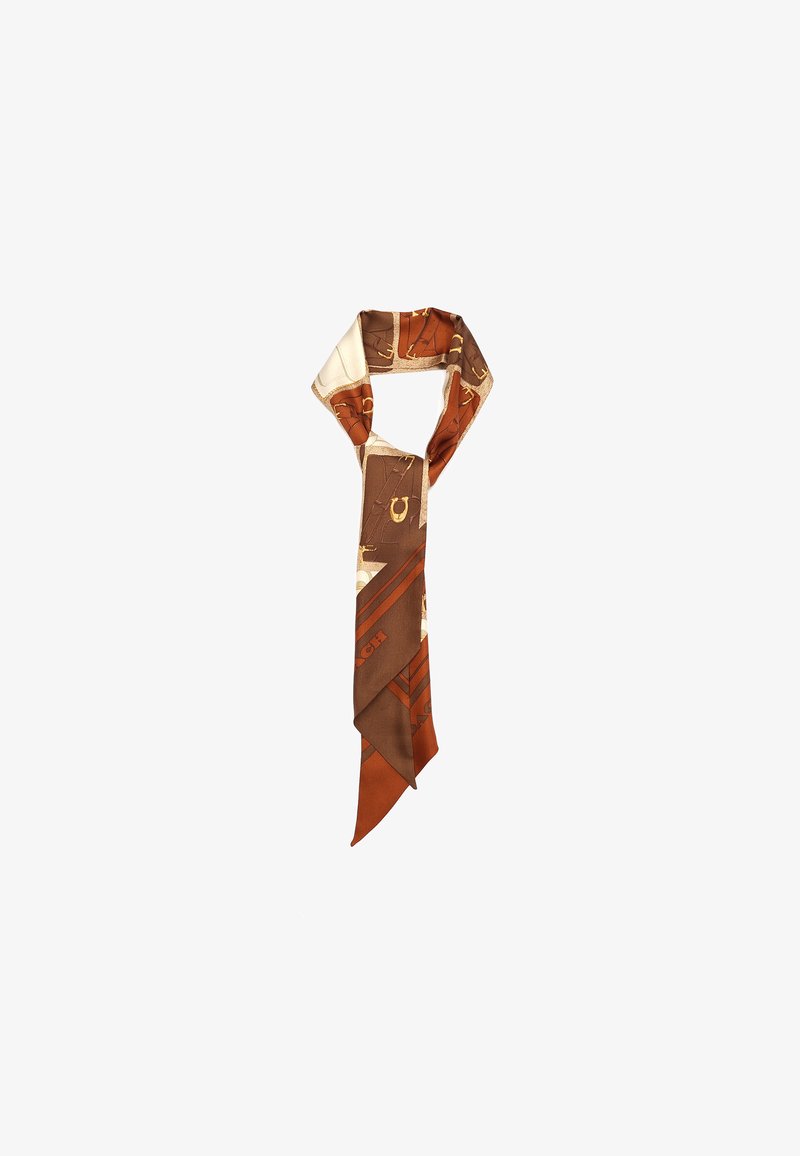 Foulard di seta caratterizzato da colori marrone e crema, con motivi geometrici e testi accentuati. Forma sottile e triangolare con una texture liscia.
