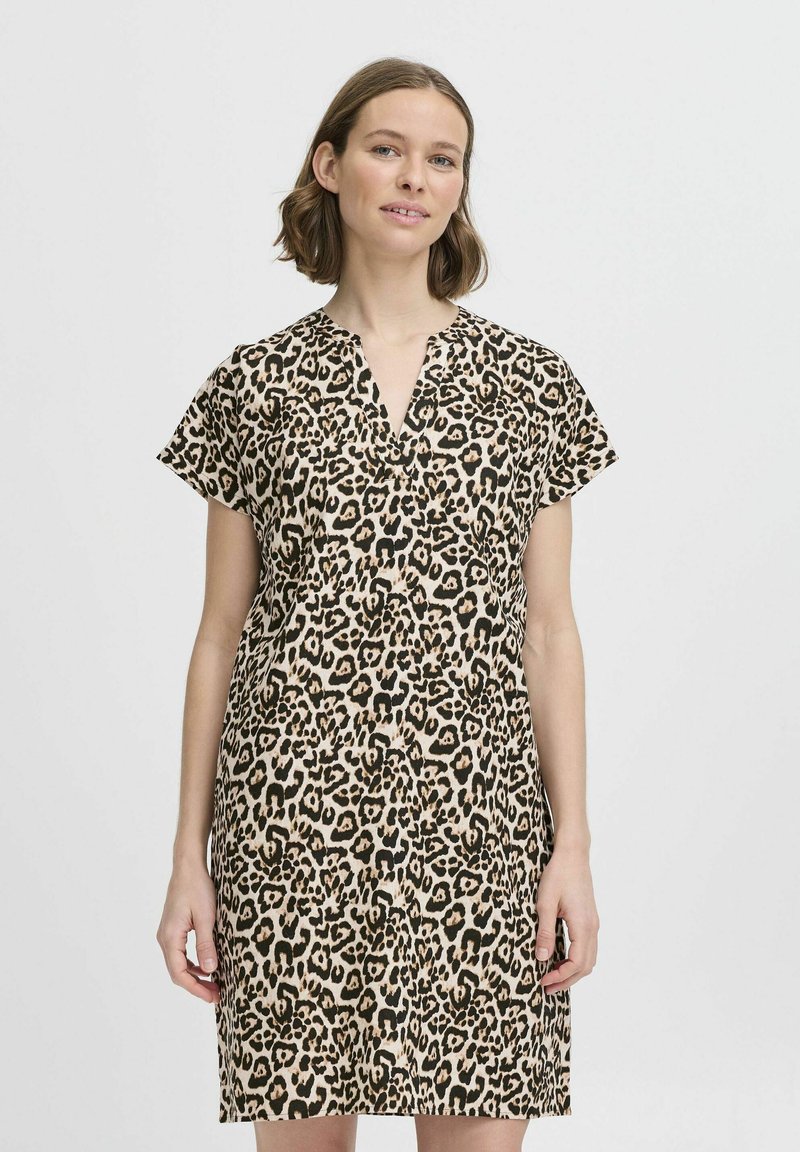 Leopardenmuster-Kleid mit V-Ausschnitt, kurzen Ärmeln und lockerer Passform. Hergestellt aus leichtem Stoff, mit schwarzen und sandfarbenen Farbkontrasten.