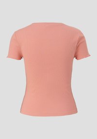 Roze geribd T-shirt met korte mouwen en een ronde hals. Zachte textuur met een getailleerde vorm en licht rafelige mouwrandjes.