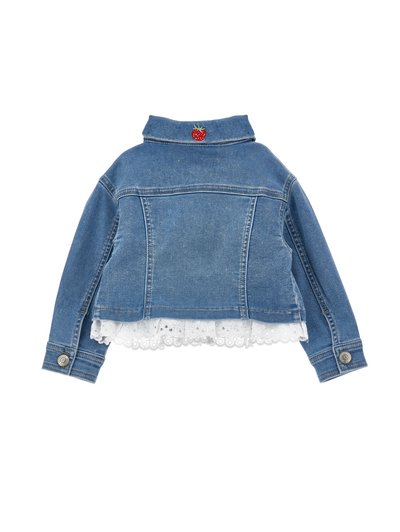 Μπλε τζιν μπουφάν με λευκή δαντέλα στη θηλή και μικρή κόκκινη κεντημένη φράουλα στον πίσω γιακά, απλωμένο επίπεδα.