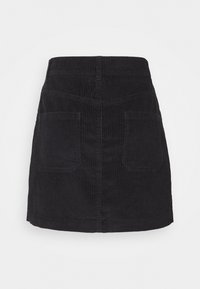 Falda mini de pana negra con cintura, que presenta dos bolsillos traseros, textura vertical y un diseño de dobladillo recto.