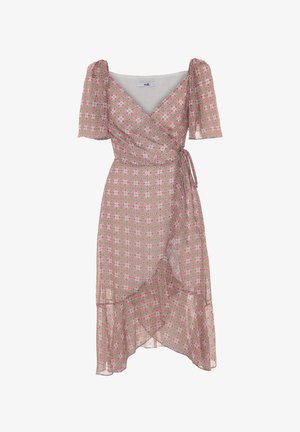 Omslagskjole i let stof med et pink og grønt geometrisk mønster, korte puffærmer og en lagdelt asymmetrisk kant.