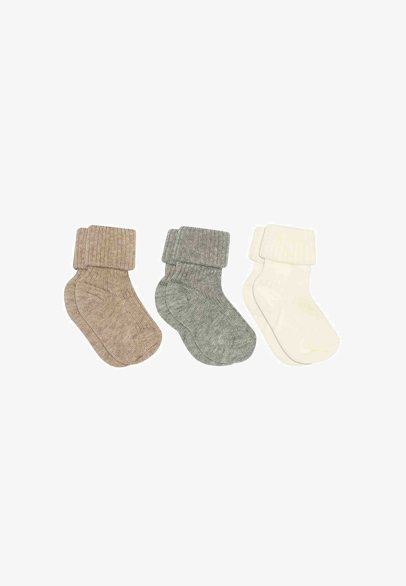 Trois paires de chaussettes bébé en maille côtelée pliées en beige, gris et blanc, disposées côte à côte sur un fond blanc.