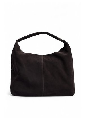 Čierna semišová taška cez rameno so širokým, plochým dnom a jedným zakriveným uchom. Má viditeľné švy a mäkký, nestruktúrovaný dizajn.