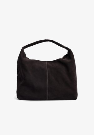 Čierna semišová taška cez rameno so širokým, plochým dnom a jedným zakriveným uchom. Má viditeľné švy a mäkký, nestruktúrovaný dizajn.