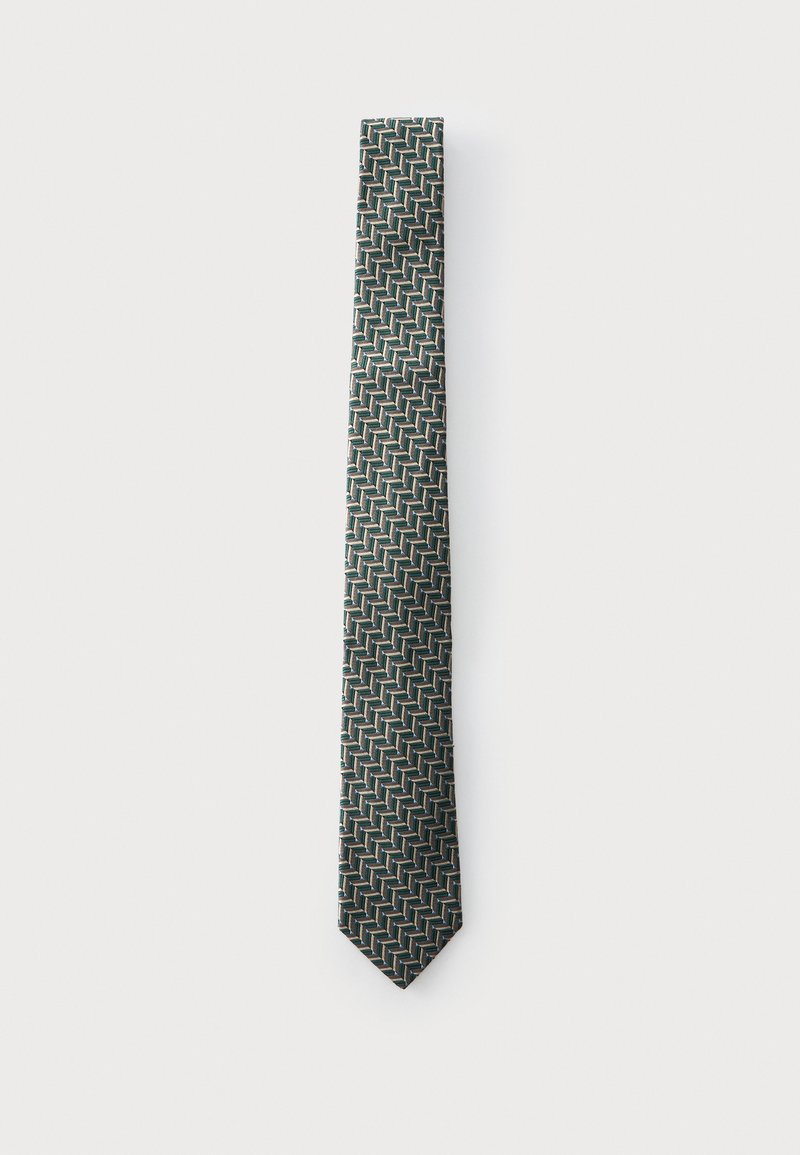 Cravate fine avec un motif géométrique répétitif de rectangles verts, beiges et bleus inclinés sur un fond uni.