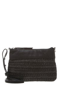 Borsa nera con una sezione inferiore intrecciata testurizzata e una parte superiore in pelle liscia. Presenta una chiusura a zip e una tracolla regolabile.