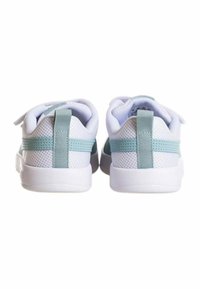 Zapatillas de malla blancas con acentos en azul claro, que presentan una textura suave, forma redondeada y una pestaña en la parte trasera para facilitar su uso.