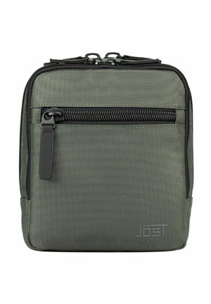 Pochette compacte en tissu vert foncé avec une poche zippée horizontale à l'avant et deux fermetures éclair supérieures, arborant un logo de marque embossé subtil.