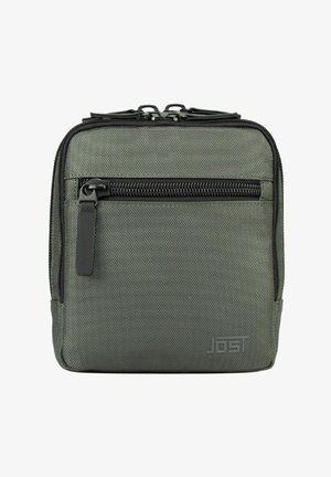 Pochette compacte en tissu vert foncé avec une poche zippée horizontale à l'avant et deux fermetures éclair supérieures, arborant un logo de marque embossé subtil.