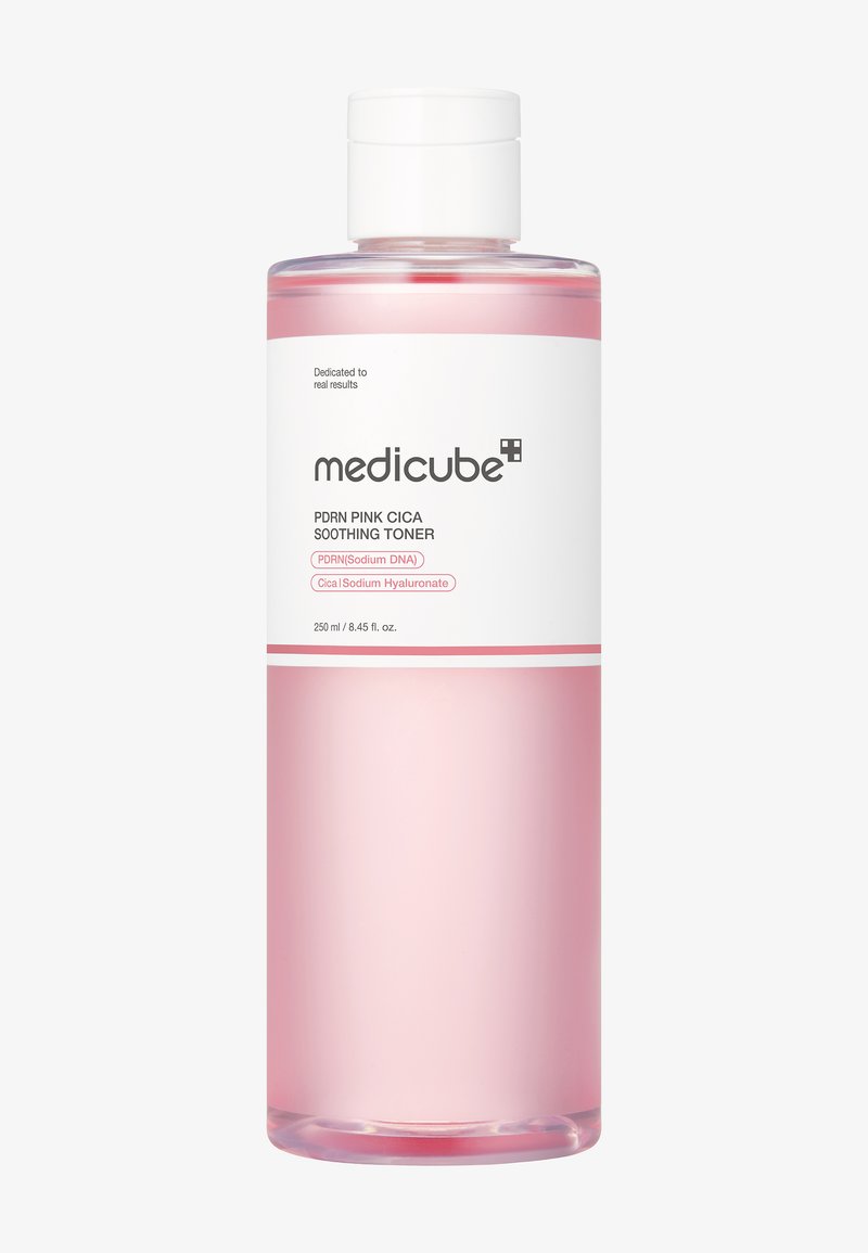 Tonico Lenitivo PDRN Pink Cica di Medicube in una bottiglia cilindrica trasparente con un tappo bianco. Liquido rosa con testo bianco e rosa minimale.
