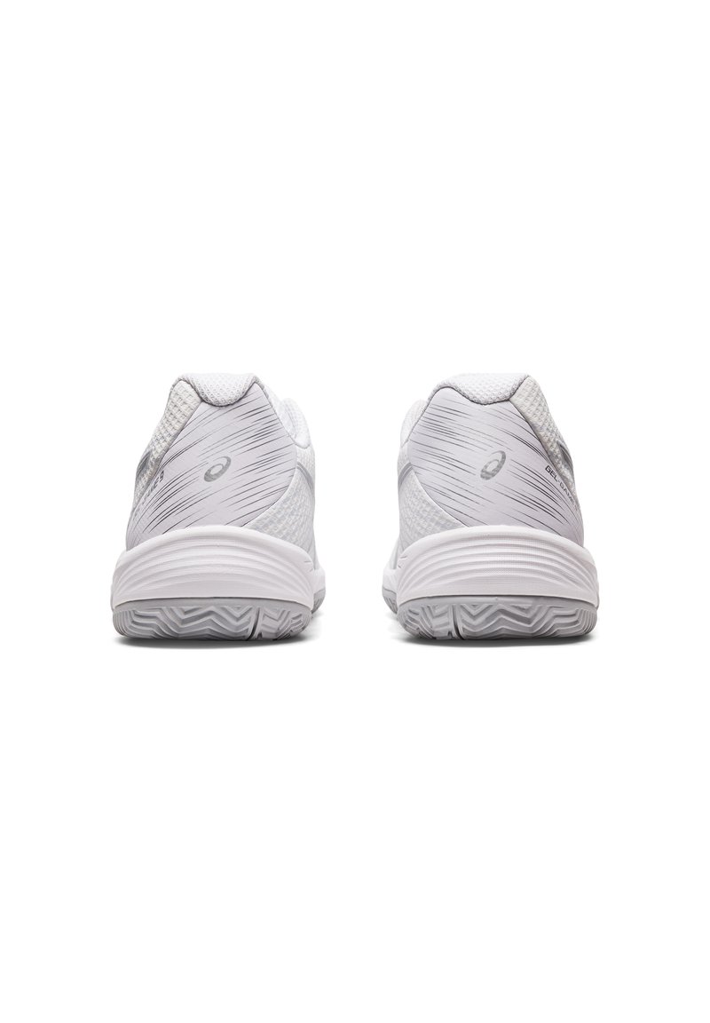 Zapatillas deportivas blancas con una parte superior de malla texturizada, cuello acolchado y detalles de diseño angulares. Suela de goma con un patrón de banda de rodadura en zigzag.