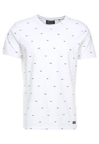 Camiseta de algodón blanca con un pequeño patrón azul repetido. Cuello redondo clásico con mangas cortas y una pequeña etiqueta en la parte inferior.