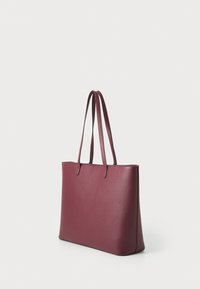 Bordeaux leren tote bag met een gestructureerde afwerking, met twee lange handvatten en een gestructureerde rechthoekige vorm.