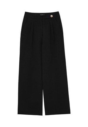 Schwarze weit geschnittene Hose aus einem glatten Stoff, mit vorderen Falten, schrägen Taschen und einem dekorativen Knopf an der Taille.