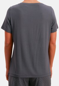 Szary t-shirt z krótkim rękawem i okrągłym dekoltem, wykonany z lekkiego materiału; gładka faktura i luźny krój. Nie posiada widocznych grafik.