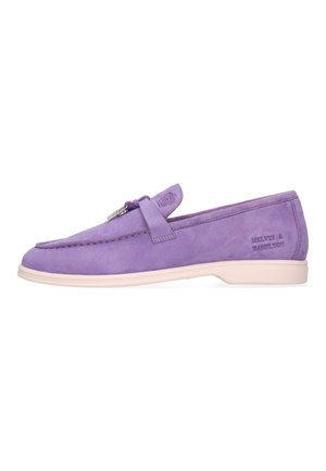 Mocasín de ante morado con detalle de hebilla plateada, suela blanca y "Melvin & Hamilton" grabado en el lateral del talón.