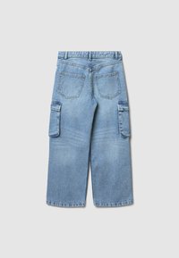 Pantaloni cargo in denim blu chiaro con vestibilità rilassata, gambe ampie, due tasche laterali e due tasche posteriori. Tessuto testurizzato con una finitura sbiadita.