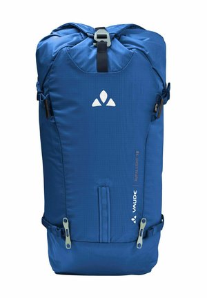 Zaino da trekking blu con finitura testurizzata, cinghie laterali regolabili, tasca anteriore con zip e un logo del marchio ben in evidenza sulla parte anteriore.