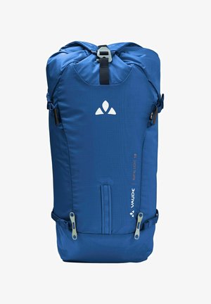 Zaino da trekking blu con finitura testurizzata, cinghie laterali regolabili, tasca anteriore con zip e un logo del marchio ben in evidenza sulla parte anteriore.