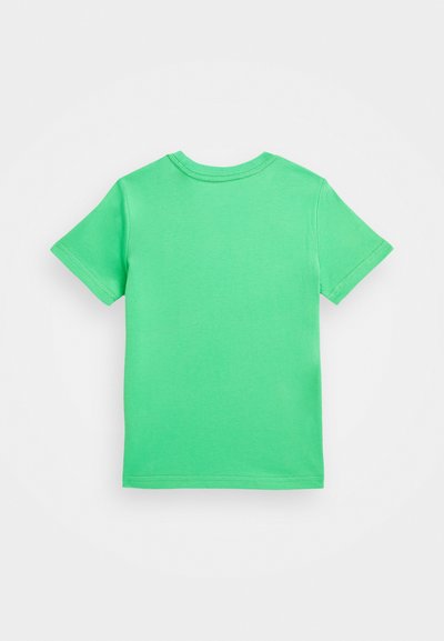 Camiseta de algodón verde de manga corta con cuello redondo, que presenta una textura suave y un color sólido sin patrones ni adornos.