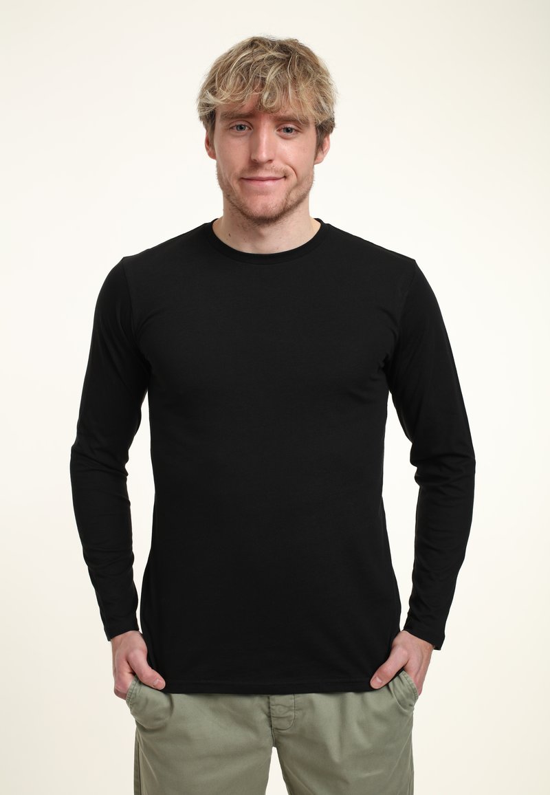 Černé tričko s dlouhým rukávem a kulatým výstřihem, vyrobené z hladkého materiálu. Těsně přiléhá k tělu s jednoduchým, minimalistickým designem.