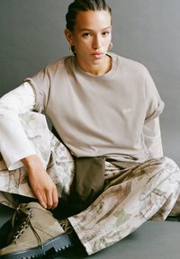 PULL&BEAR WITH LOGO - T-shirts print - beige