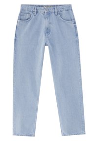 Jeans de mezclilla azul claro con corte recto, que cuentan con cinco bolsillos, costuras sutiles y herrajes metálicos en la cintura y los bolsillos.