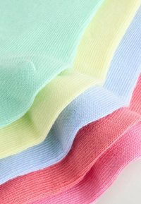 Écharpes tricotées dans des couleurs pastel douces : vert, jaune, bleu et rose. Chaque écharpe présente une texture côtelée et des bords lisses.