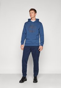 Timberland KENNEBEC RIVER TREE LOGO  - Jersey con capucha - denim/dark saphire