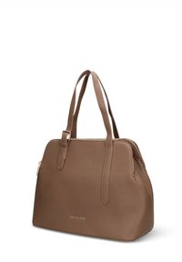 Bruine handtas van textuurlijk leer met twee korte handvatten, ritssluiting en een reliëflogo aan de voorkant. Compact, gestructureerd ontwerp.