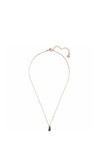 Collier chaîne en or rose avec un pendentif plume délicat orné de détails noirs. Longueur ajustable avec une fermeture à boucle.