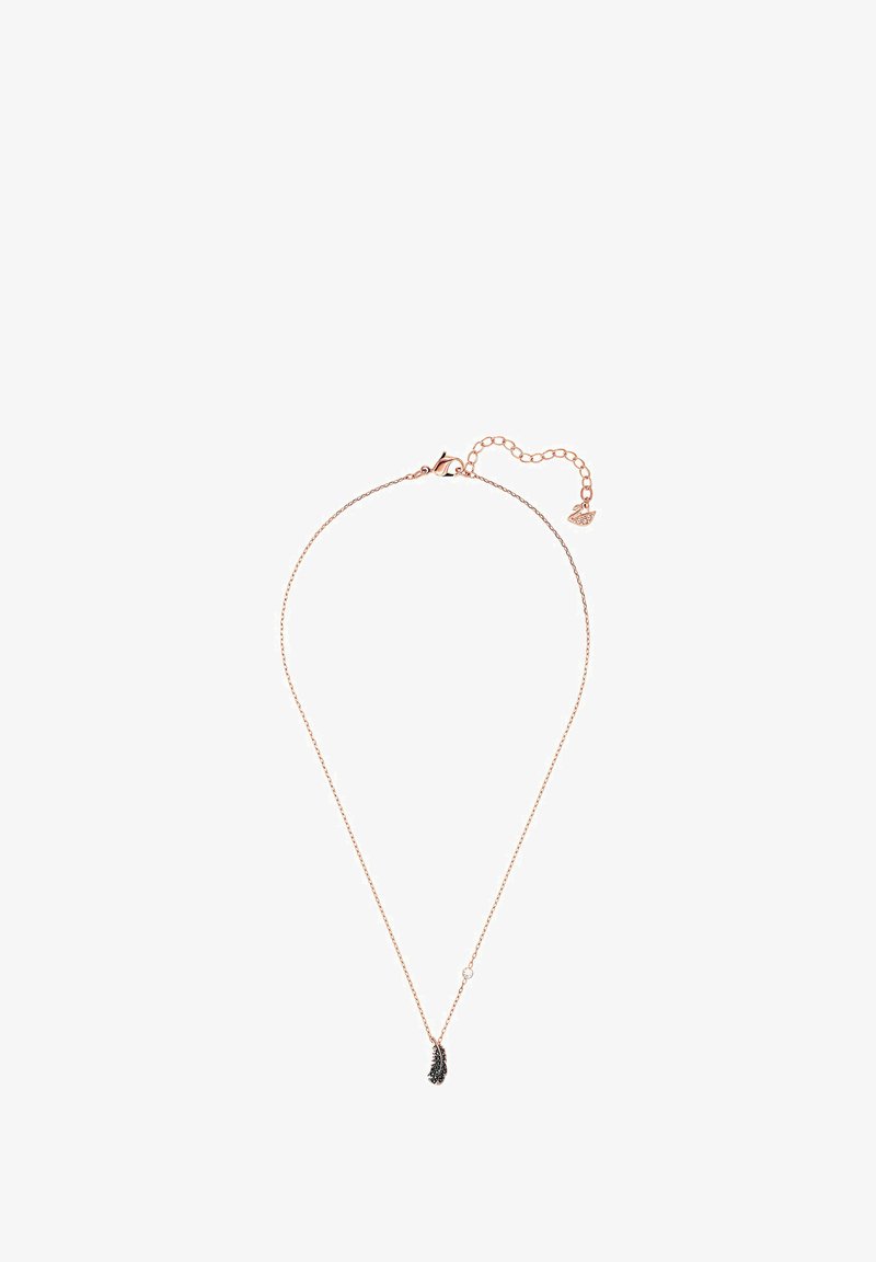 Collier chaîne en or rose avec un pendentif plume délicat orné de détails noirs. Longueur ajustable avec une fermeture à boucle.