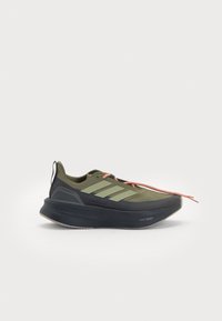 Olivgrüner Sportschuh mit kräftigen grauen Akzenten und orangefarbenen Schnürsenkeln. Verfügt über eine strukturierte Sohle und drei parallele Streifen an der Seite.