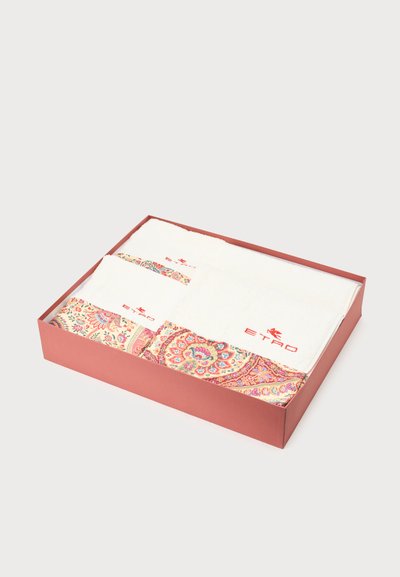Ensemble de tissu blanc avec des motifs paisley colorés et le logo ETRO rouge, soigneusement plié dans une boîte rectangulaire rose.