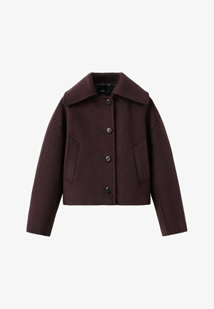 Chaqueta corta burdeos con cuello ancho, botones frontales y dos bolsillos laterales; confeccionada en mezcla de lana con textura suave.