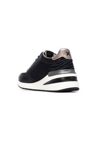 Zapatilla negra con acentos metálicos, texturas combinadas de cuero y tela brillante, con una media suela blanca y un talón con patrón.