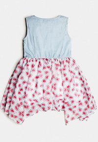 Top in denim senza maniche con vita arricciata, presenta una gonna svasata con una stampa di cuori a forma di anguria rosa e verde acqua su uno sfondo chiaro.