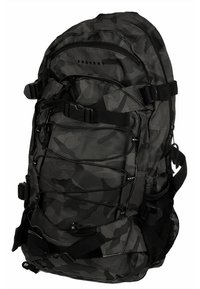 Sac à dos noir à motifs camouflage en tissu durable, doté de bretelles ajustables, de plusieurs boucles et de détails en cordon élastique.