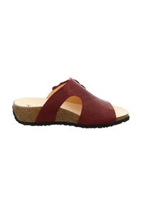 Rode leren slippers met open zijkanten, een middenzool van kurk en een buitenzool van zwart rubber; voorzien van een gestructureerd bovenwerk en een minimalistisch ontwerp.