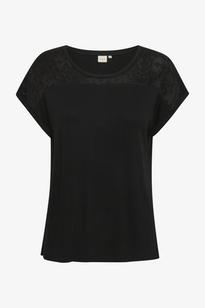 Černé tričko s krátkým rukávem, které má průhlednou krajkovou část přes ramena a volný střih, vyrobené z měkké tkaniny s hladkou texturou.