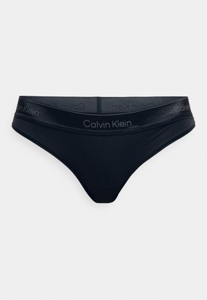 Czarne majtki bikini wykonane z gładkiego materiału. Posiadają szeroki, elastyczny pas z powtarzającym się logo „Calvin Klein” w kolorze szarym.