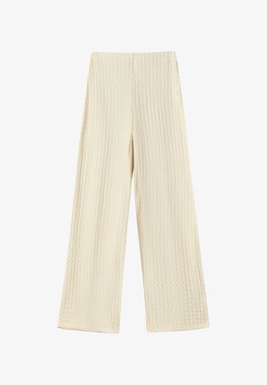 Pantalones de pierna ancha color crema con tela texturizada de punto waffle y cintura alta, colocados planos sobre un fondo blanco.