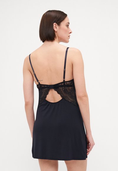 Fekete hálóruha állítható spagettipántokkal, csipkéből készült hátsó panelem vágott részlettel és sima, puha szövet textúrával.