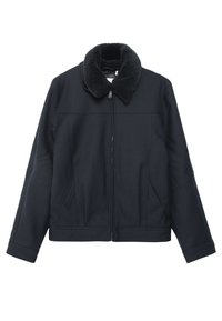 Czarna kurtka z miękkim, futrzanym kołnierzem, zapięciem na zamek i bocznymi kieszeniami; gładka tekstura z wyraźną konstrukcją.