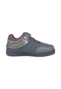 Sneaker grigio con texture glitterata, accenti argento, motivo floreale sulla fascia e rivestimento rosa. Caratterizzato da chiusura in velcro e design con lacci.