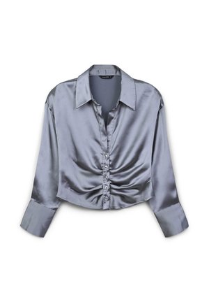 Langärmlige, verkürzte Satin-Bluse in Hellgrau mit Knopfverschluss und gerafftem Detail an der Taille. Verfügt über einen klassischen Kragen und umgeschlagene Ärmel.