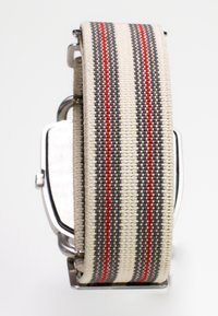 Vævet stof urrem med grå, rød og creme striber. Sølvfarvet kasse med en struktureret finish, der viser et klassisk kvadratisk design.